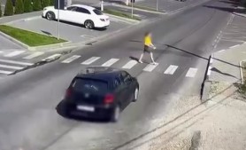 VIDEO // O adolescentă a fost lovită de o mașină pe o trecere de pietoni de la Durlești. Momentul accidentului
